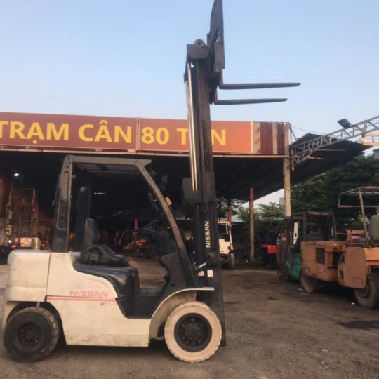 Xe nâng Nissan 2 tấn 5