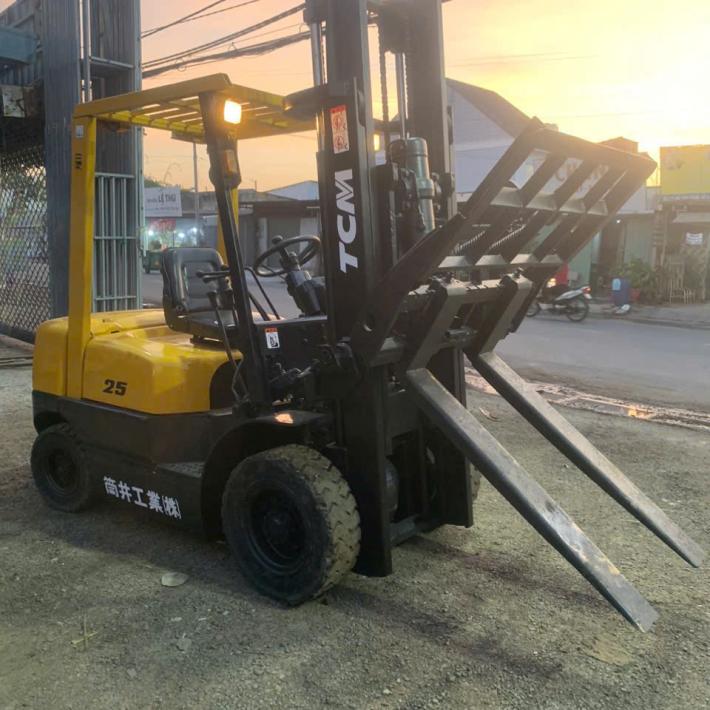 Xe nâng TCM 2.5 tấn – Máy dầu