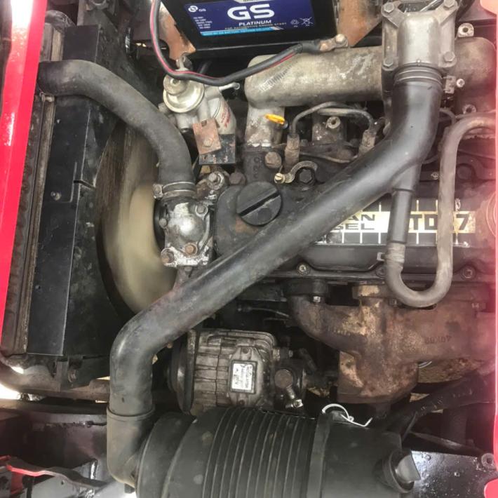 Xe Nâng Nissan 2 Tấn màu đỏ