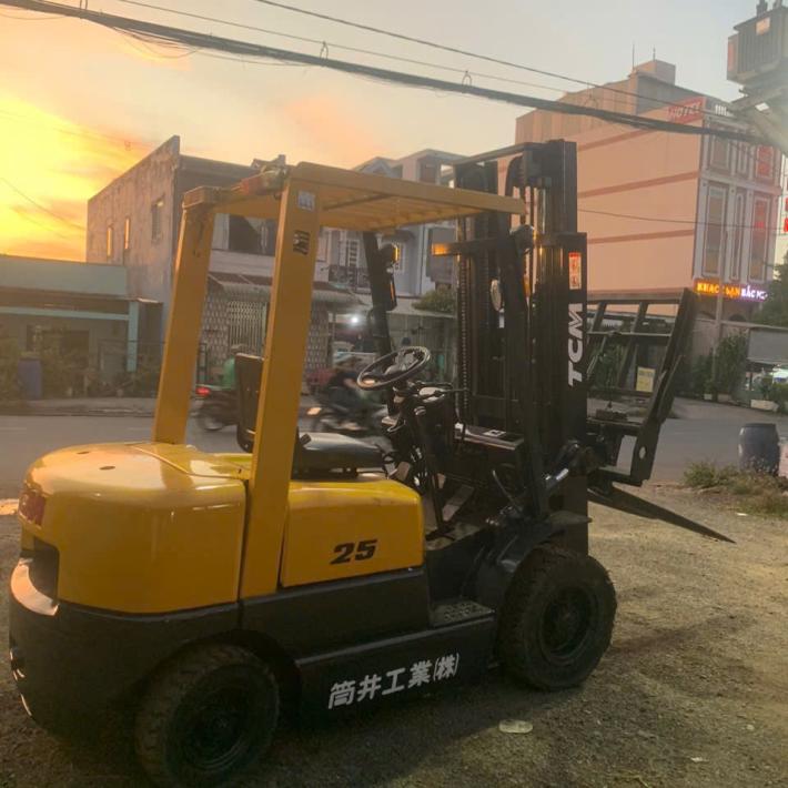 Xe nâng TCM 2.5 tấn – Máy dầu