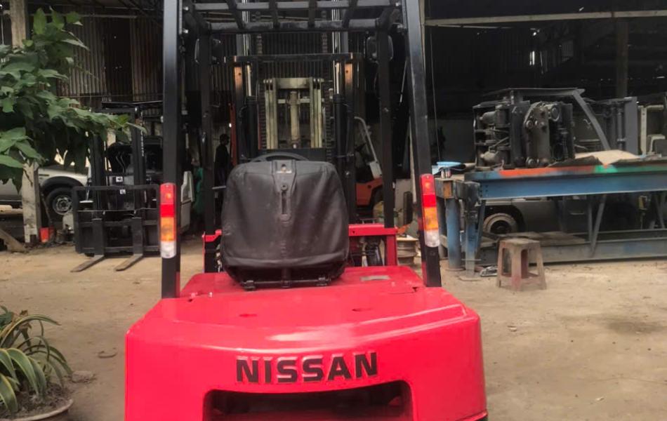 Xe Nâng Nissan 2 Tấn màu đỏ