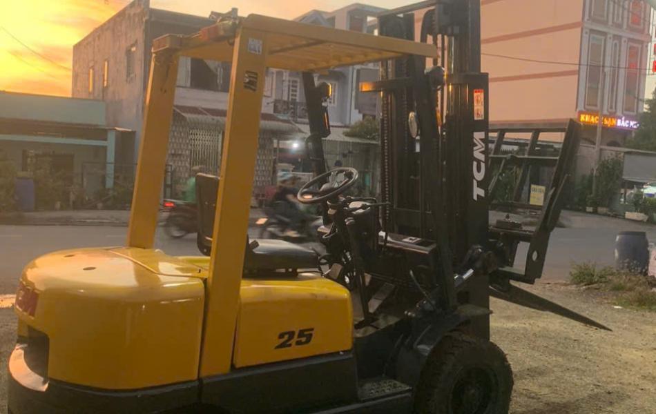 Xe nâng TCM 2.5 tấn – Máy dầu